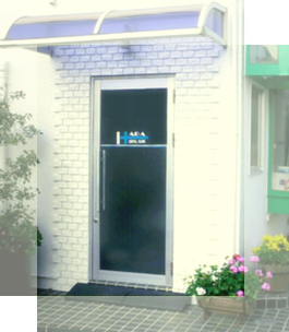 ①クリニック外観　➁待合室　③院内