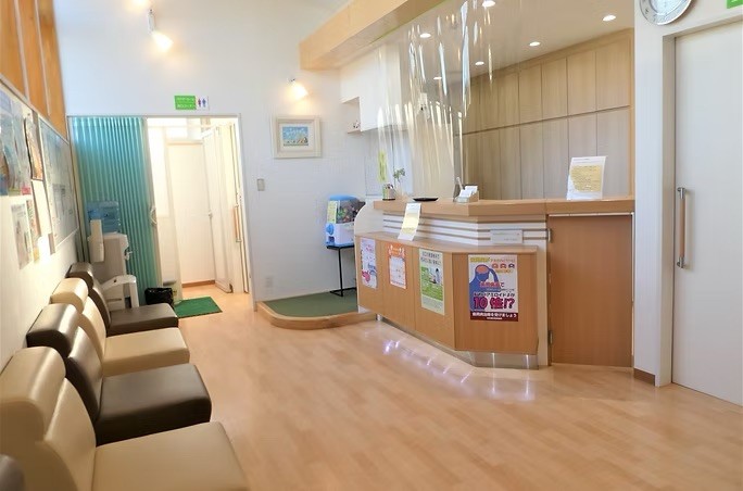 ①外観②待合室③診療室