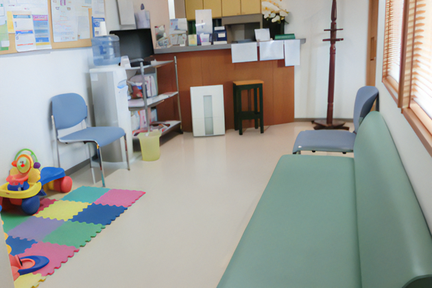 ①クリニック外観②待合室③キッズスペース
