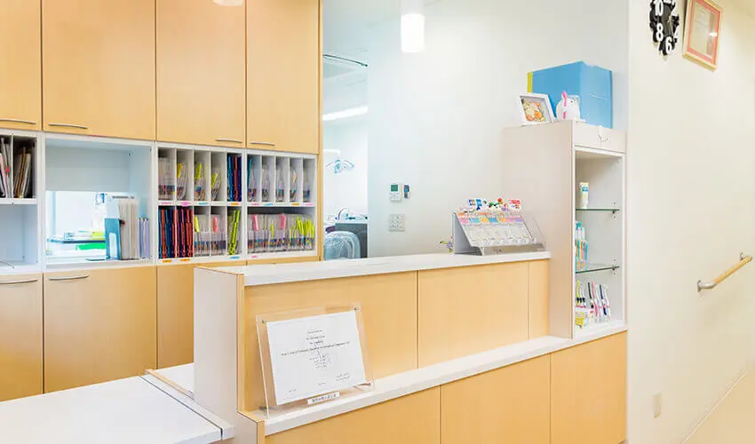 ①診療室 ②キッズスペース ③受付