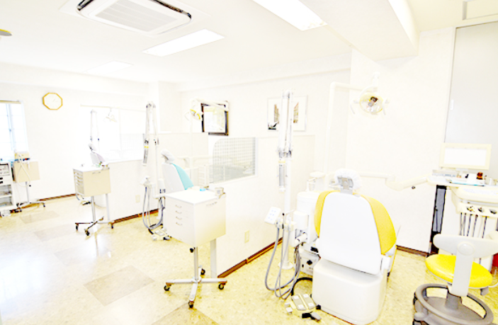 ①クリニック外観②待合室③診療室