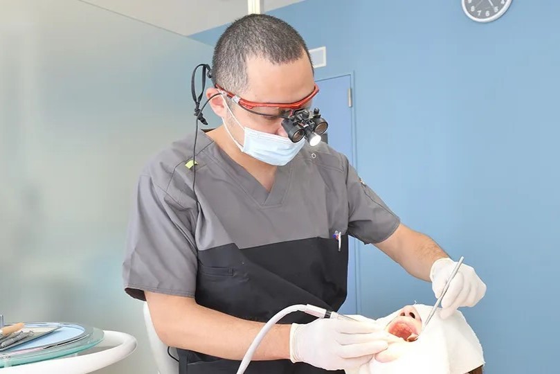口の中の細部まで繊細な治療を行います