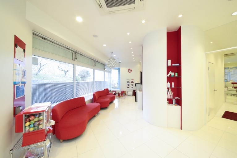 ①外観②待合室③受付