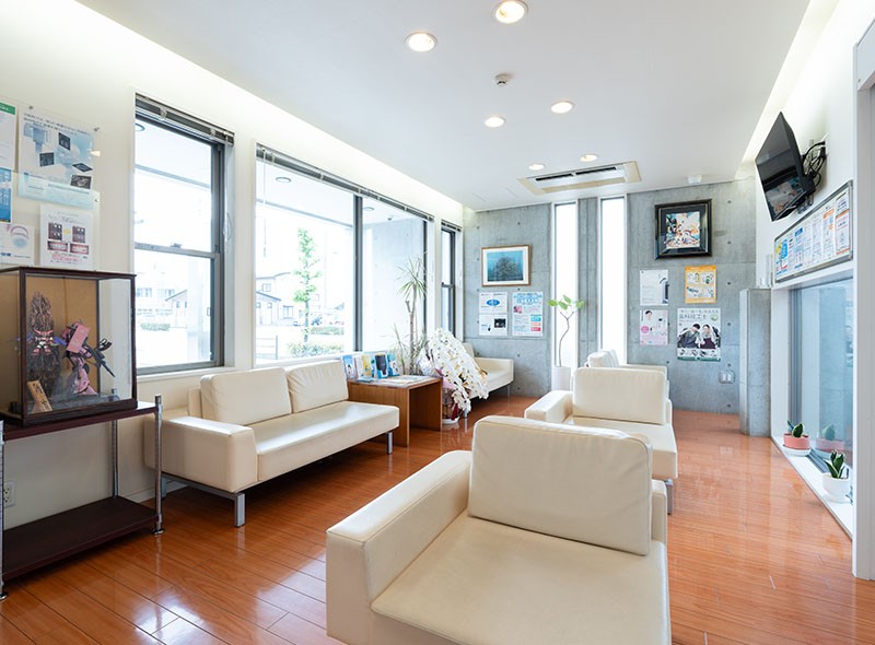 ①外観②受付③待合室