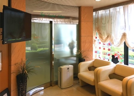 ①診療所入口②受付③待合室