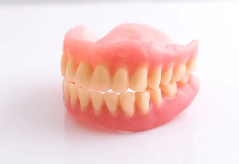 自然な見た目で快適な義歯