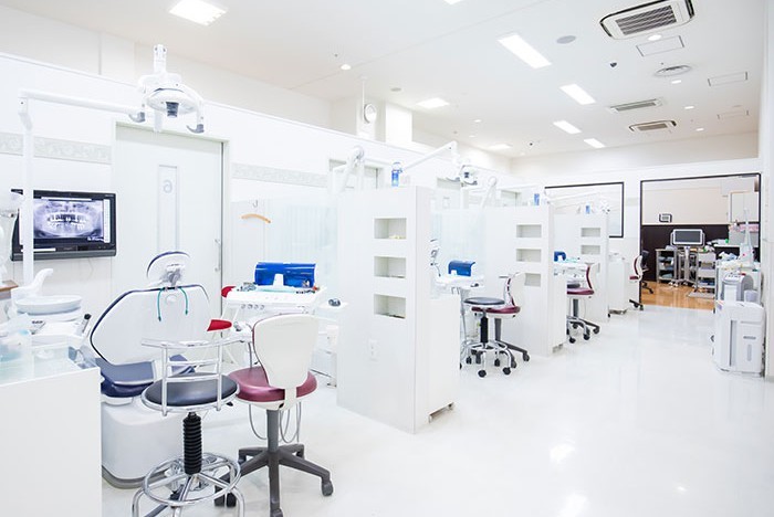 ①外観②待合室③診療室