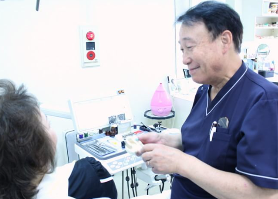 加々見歯科医院の院長は小児歯科の経験が豊富で、お子様に対する愛情が深いため、子どもたちとの信頼関係を築くことが得意です。