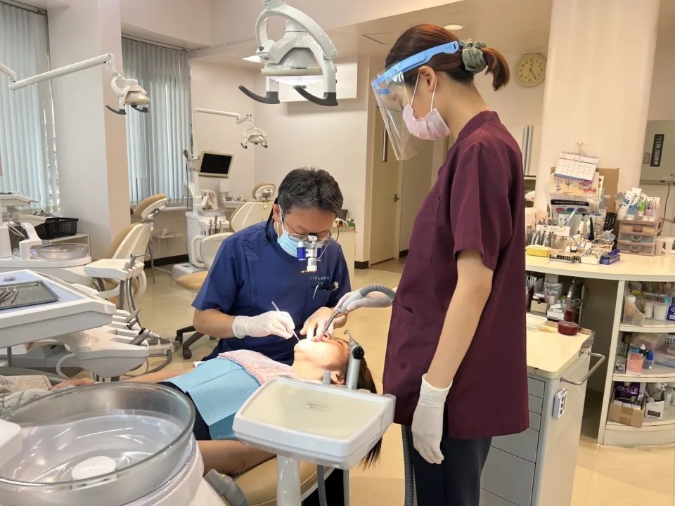 ①クリニック外観　②治療の様子　③診療室