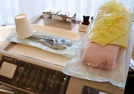 診療セットは全て丁寧に滅菌されています