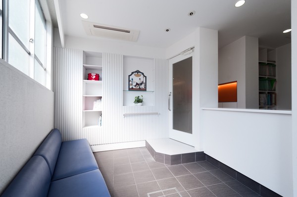 ①医院外観②待合室③診療室