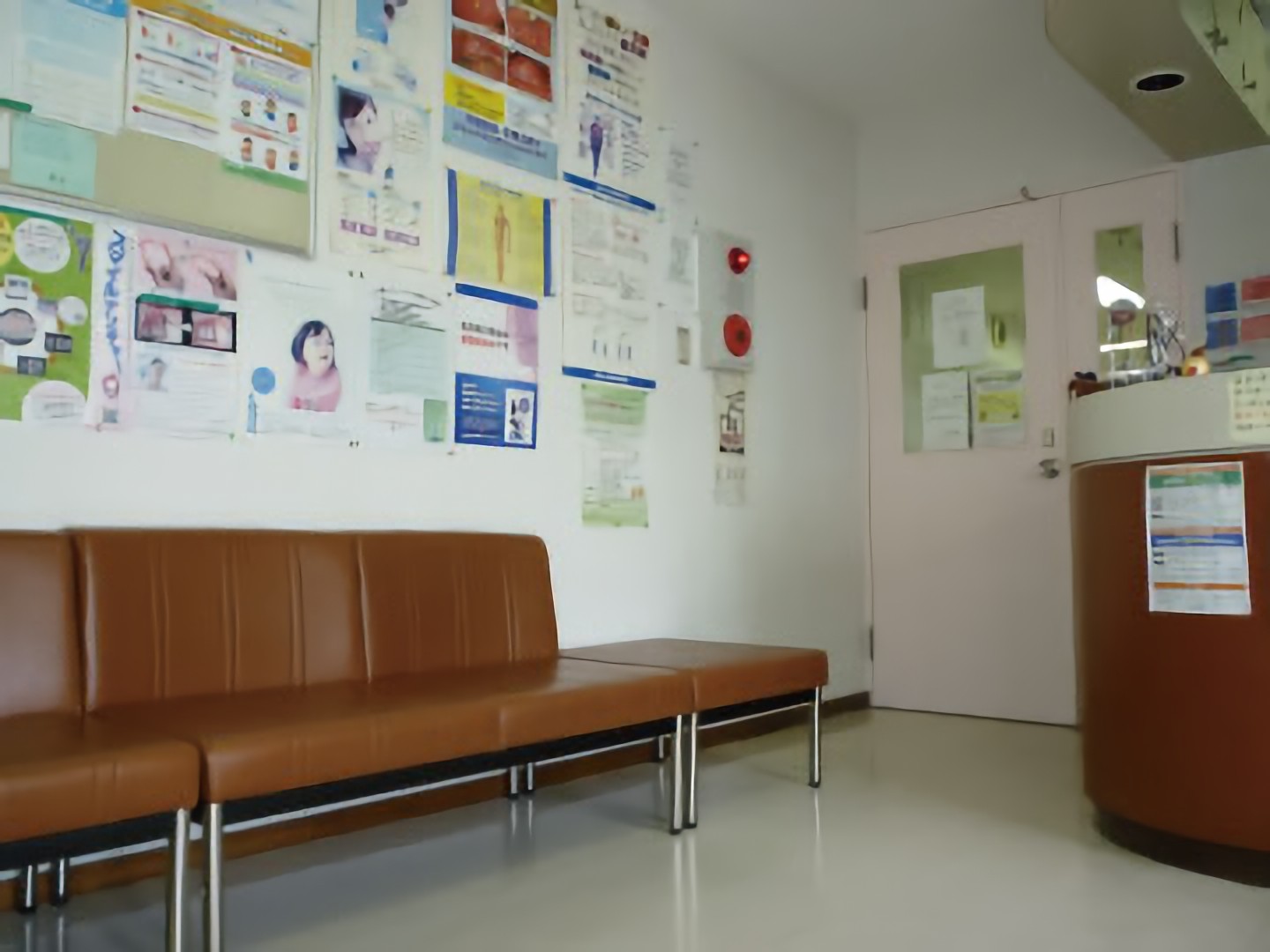 ①医院外観②受付③待合室