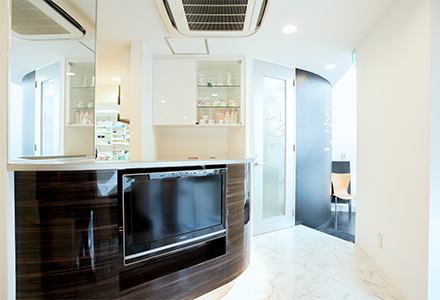 ①クリニック外観②受付③待合室