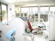 明るい診療室でリラックスして治療を受けていただけます