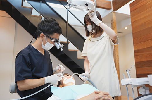拡大視野と先進素材で歯の寿命を延ばす高度な根管治療を提供