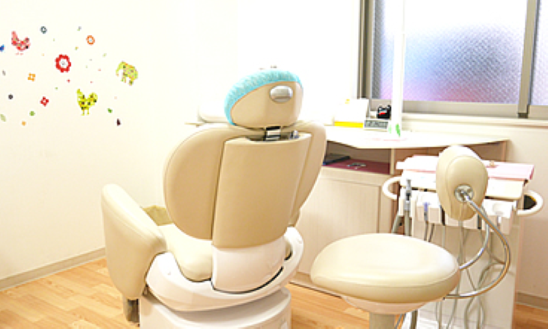 ①外観②待合室③診療室