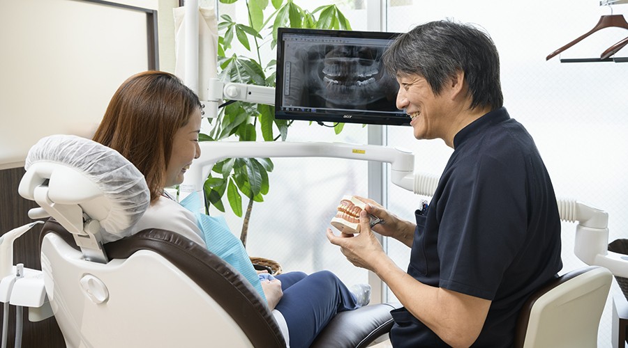 レントゲン撮影や歯型の採取、噛み合わせの確認を行い、患者様の希望も踏まえて治療方法を提案しています。