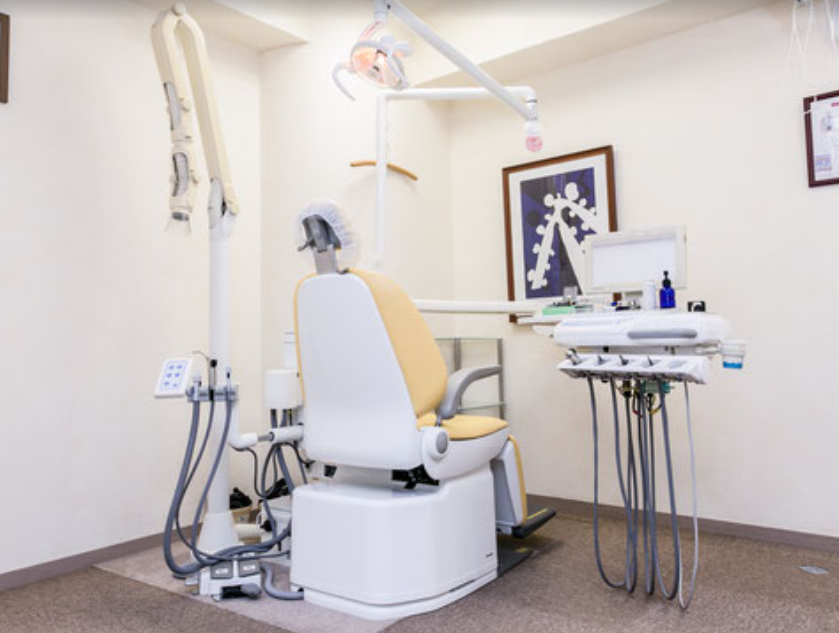 ①クリニック外観②受付③診療チェア