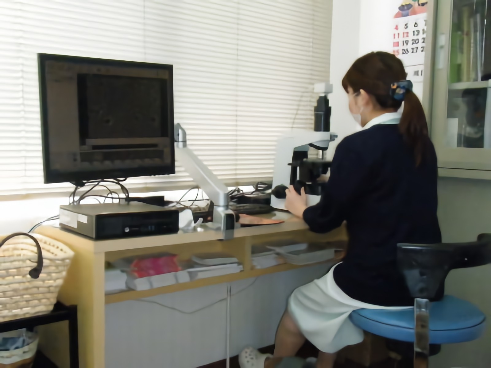 歯周病の原因となる菌をモニターに映します