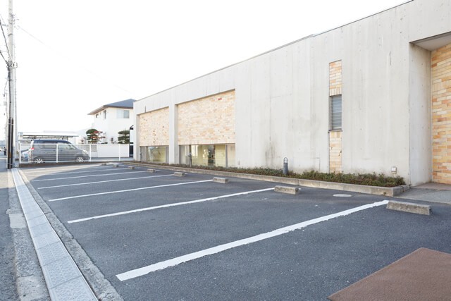 広い駐車場のご用意があります