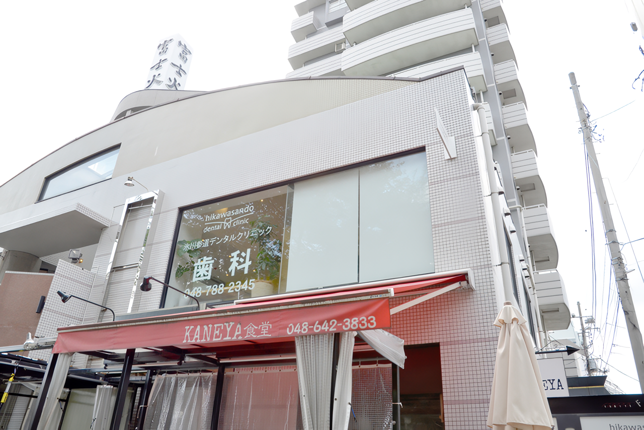 ①クリニック外観②待合室③診療チェア