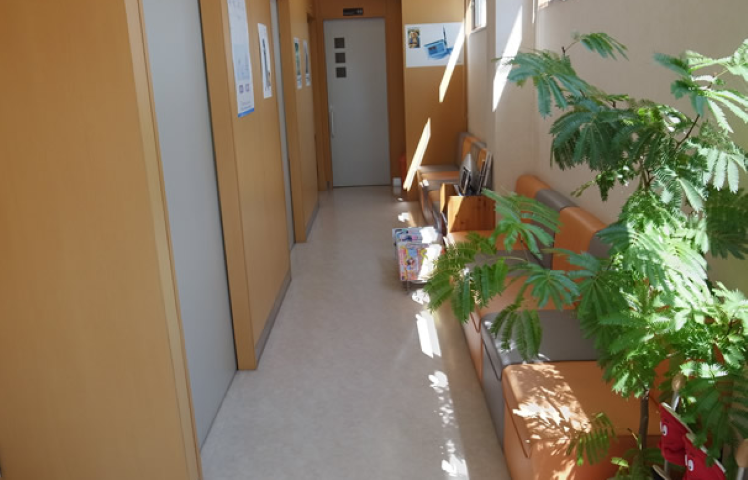 ①外観②受付③待合室