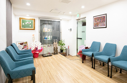 ①クリニック外観②待合室③診察風景