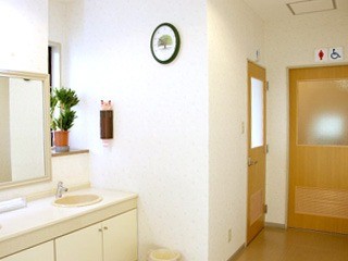 ①クリニック外観　②受付・待合室　③院内