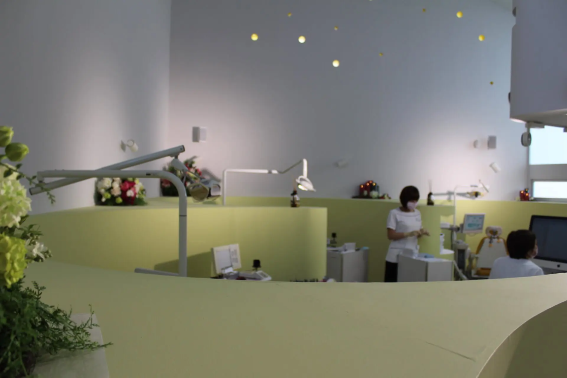 ①外観②受付③診療風景