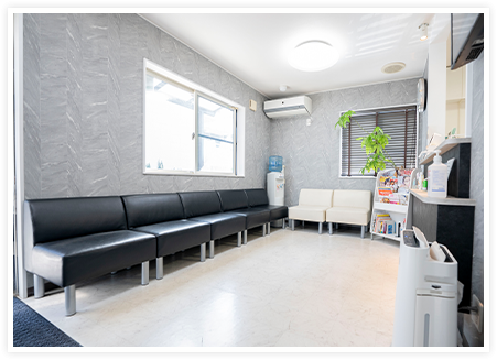 ①治療の様子、②受付、③待合室