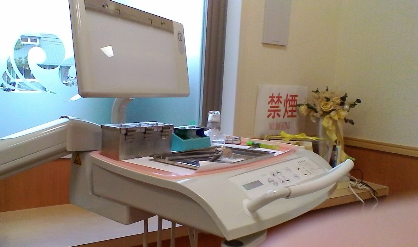 ①クリニック外観　②診察室　③治療器具