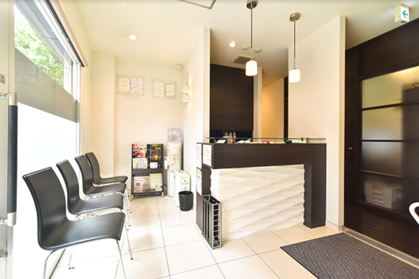 ①クリニック外観②受付③キッズスペース