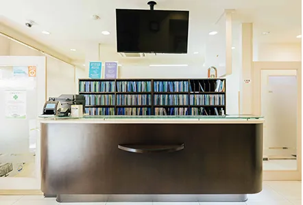 ①歯科医院外観②受付③診療室