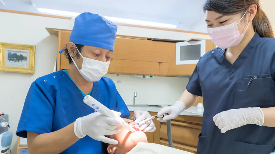 目立ちにくい矯正装置を用いた治療に対応しており、見た目や使用感に配慮した矯正歯科を提供しています