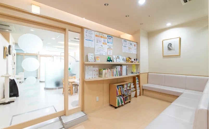 リラックスして過ごせる温かみのある待合室です