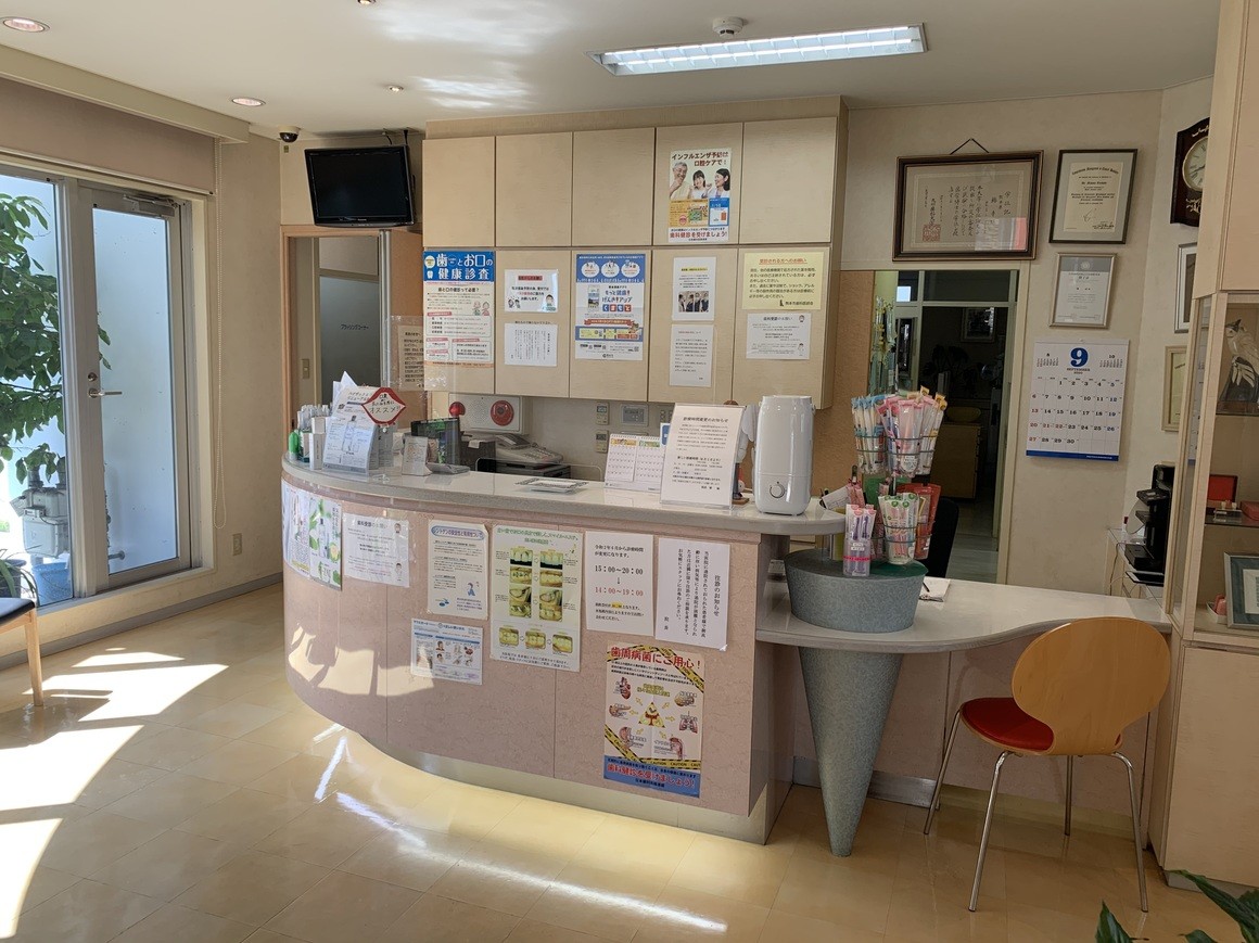 ①医院外観 ②受付 ③院内技工室