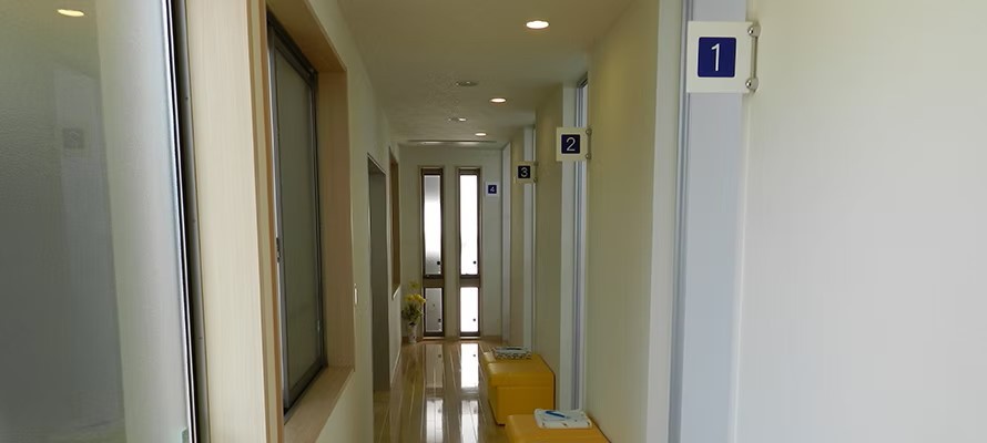 ①クリニック外観②廊下③診療室