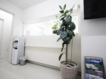 ①クリニック外観②受付③診療室