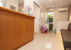 ①医院入口②診療室③受付