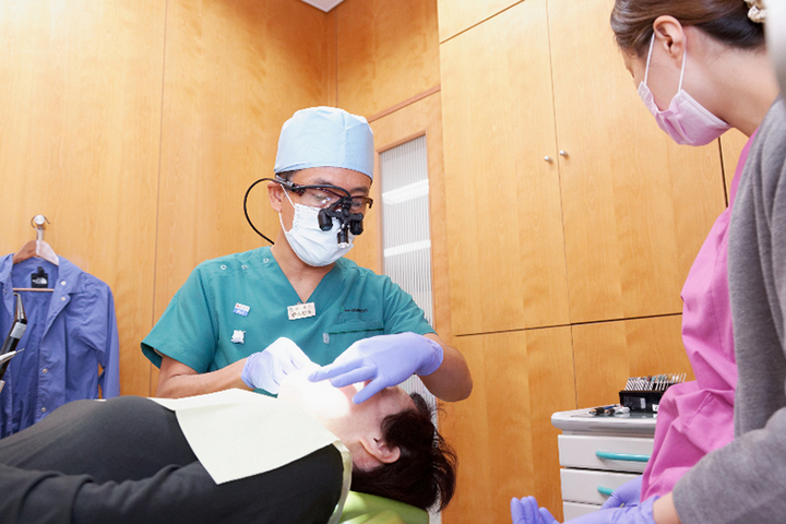 拡大鏡を用いて精密な根管治療を行っております。