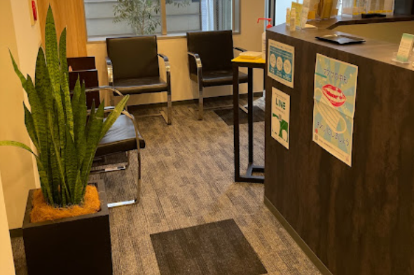 ①外観②受付③キッズスペース