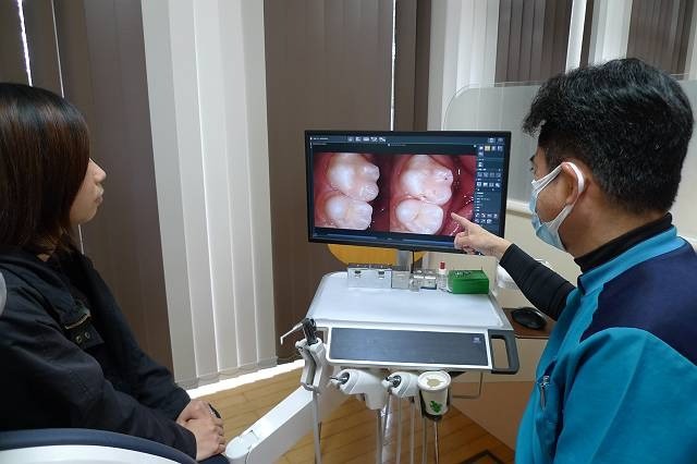口腔内カメラやCTを活用しながら、治療の内容を丁寧に伝える