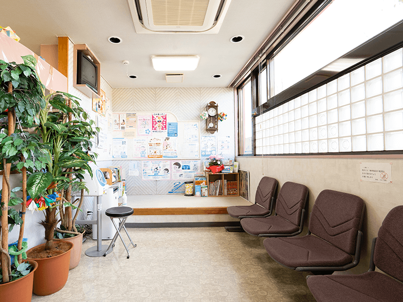 ①医院外観②受付③待合室
