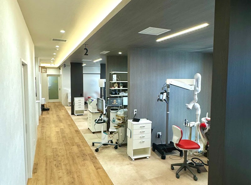 ①医院外観②待合室③診療室