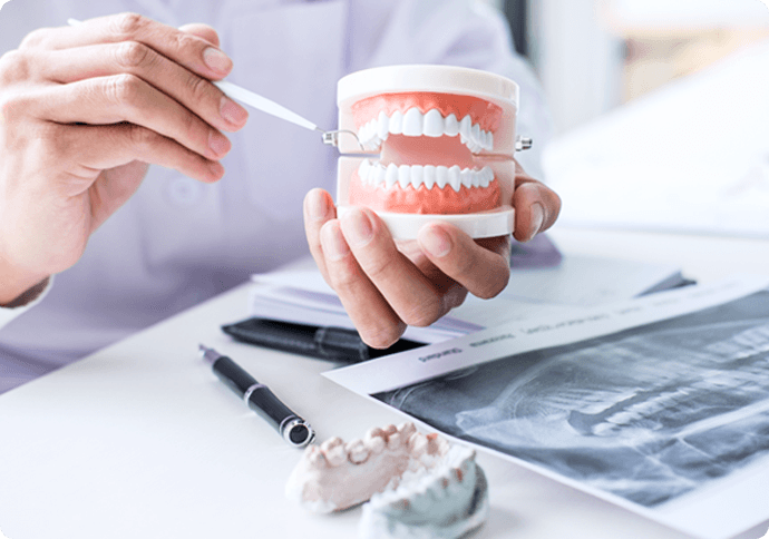 骨の再生が必要な場合や複雑な症例にも対応し、患者様の負担が少ないよう配慮した治療を行います