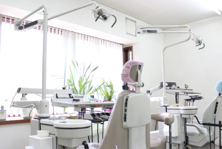 専門医による高品質なインプラント治療を提供する東町歯科クリニック