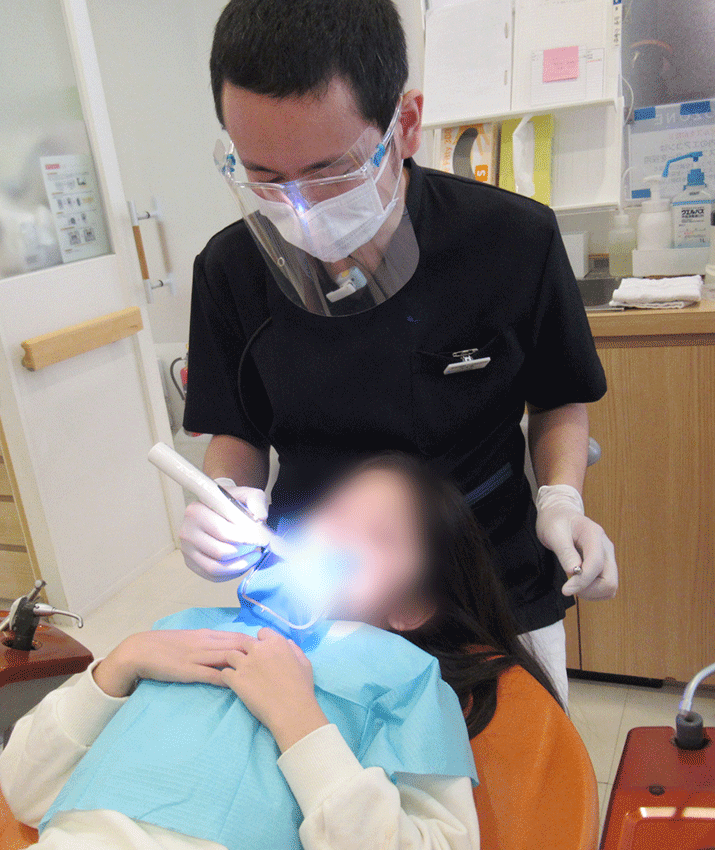 その時々に必要な予防措置や指導を行うことで、健康な歯の成長をサポートしています