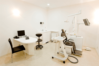 ①丁寧なメインテナンス②待合室③診療室