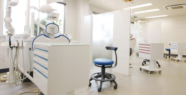 ①クリニック外観　②診療室　③治療ユニット