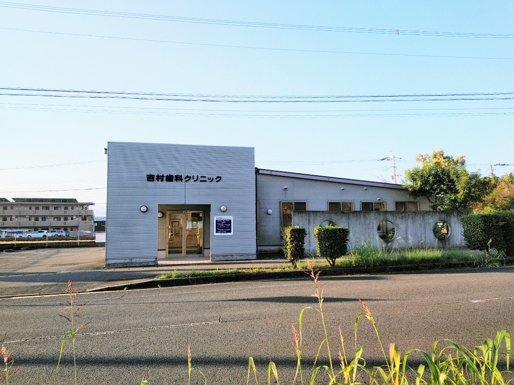 ①医院外観 ②受付 ③待合室